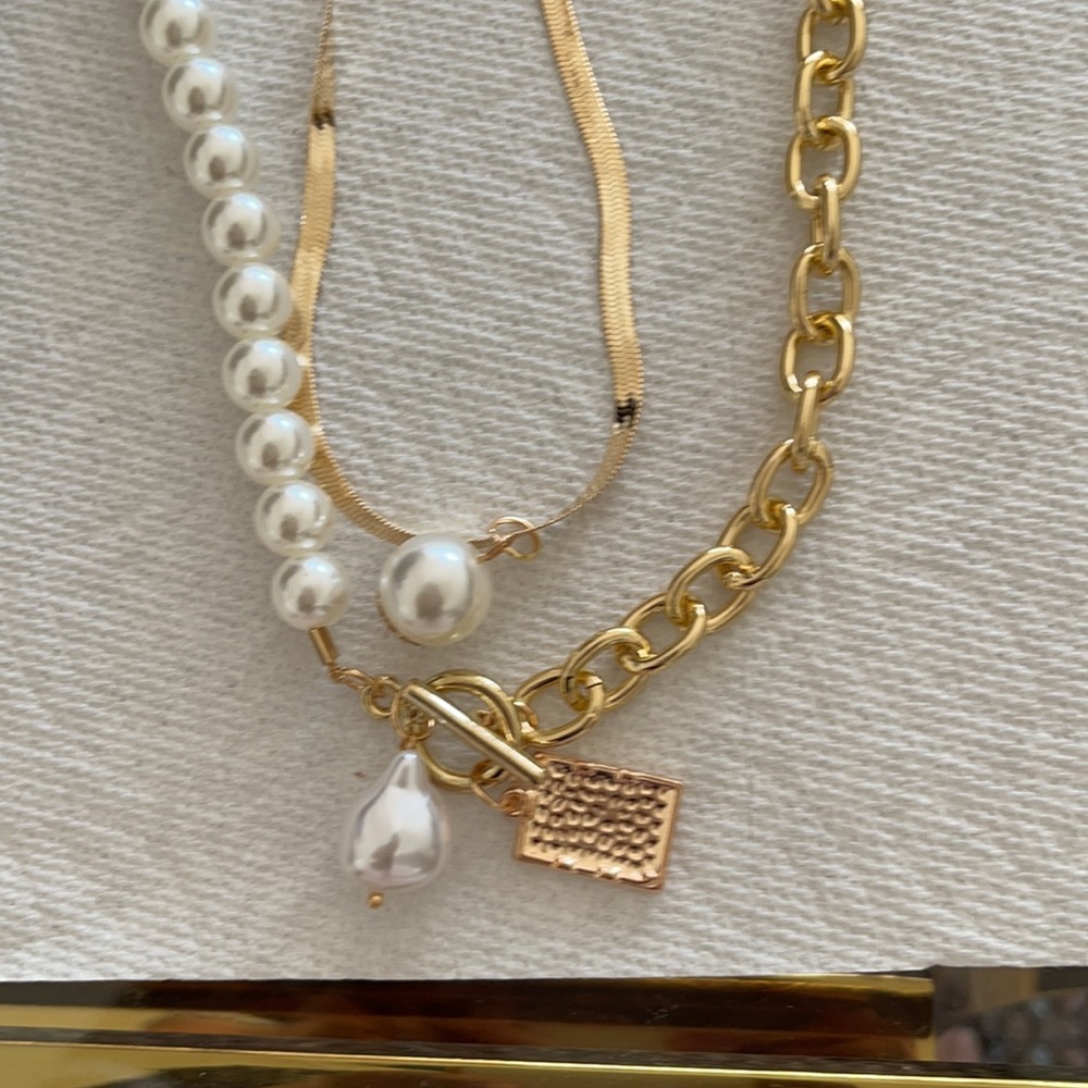 necklace. Size free. Color gold and white - Picture 2 of 4
